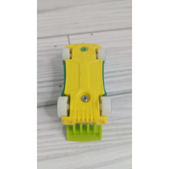 Hot Wheels 2017 HW Glow Wheels FAST 4WD on INTERNATIONAL SHORT CARD - Picture 7 of 7